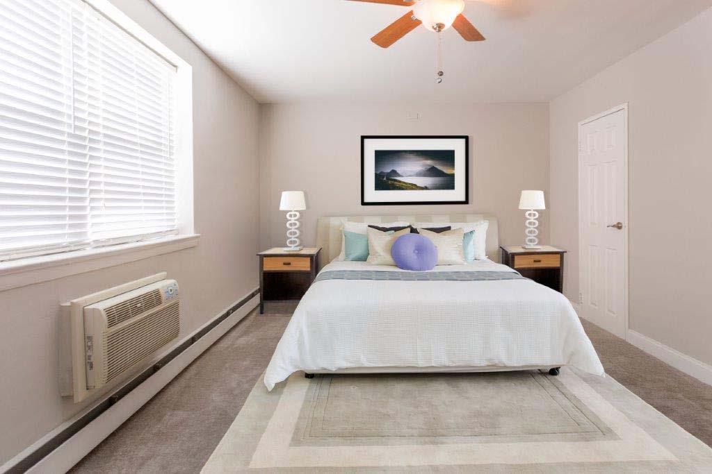 家具齐全的卧室，带吊扇和敞开的窗户，在柳树弯bbin出租