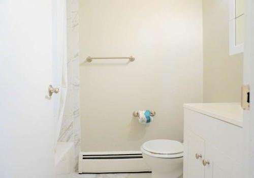带浴缸的白色现代浴室